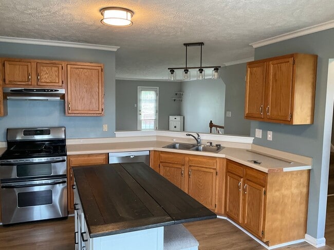 Building Photo - Large 3 Bedroom 2.5 bath townhome with additional finished room.