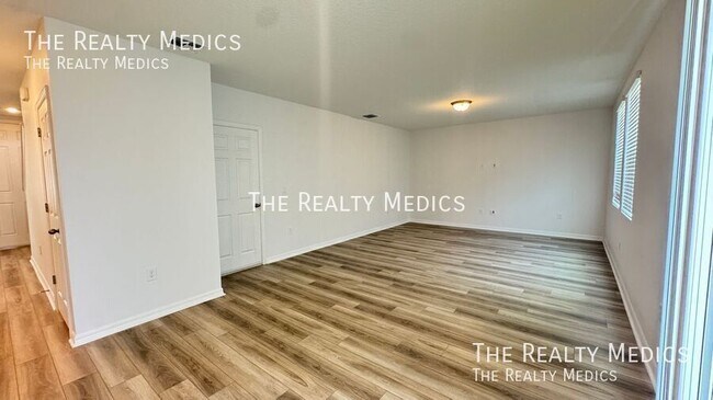 Building Photo - 2401 White Tail St