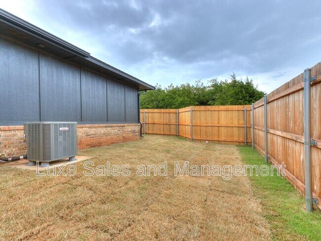 Building Photo - 10908 Oak Holw Ln