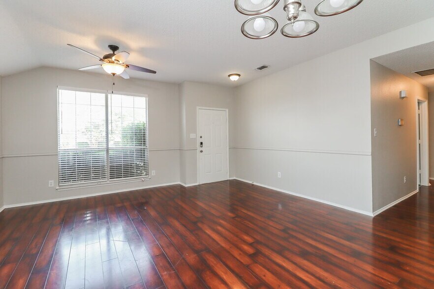 Building Photo - 208 Rosewood Ln