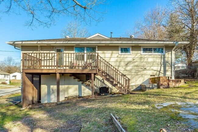 Building Photo - Amazing 3 Bed/1.5 Bath Home in the Rolling...