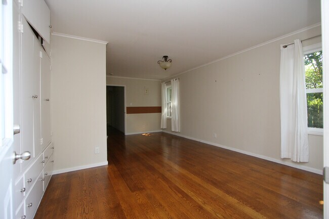 Building Photo - 1137 Forest Ave