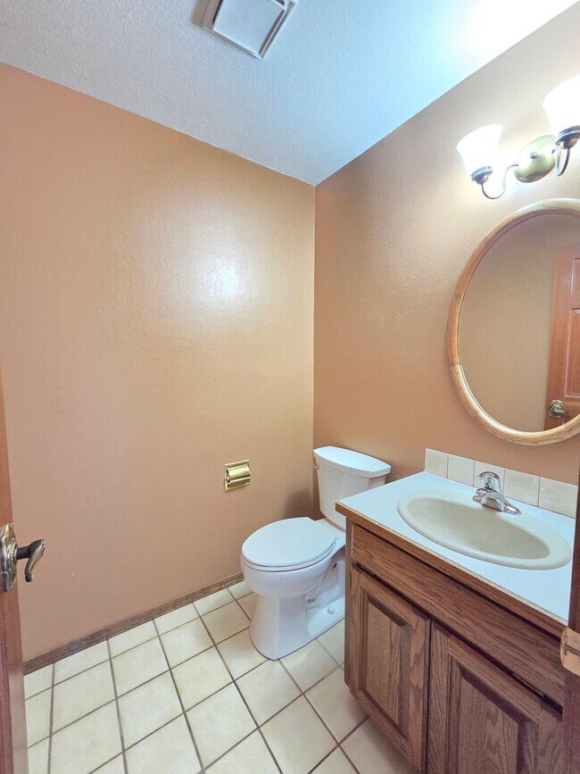 Building Photo - $3,800 - 5 Bed / 4 Baths Stunning Northwood Home with Views