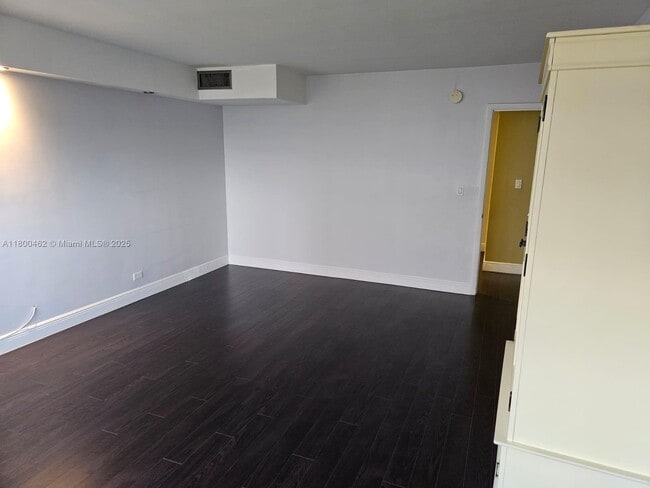 Building Photo - 1800 NE 114th St