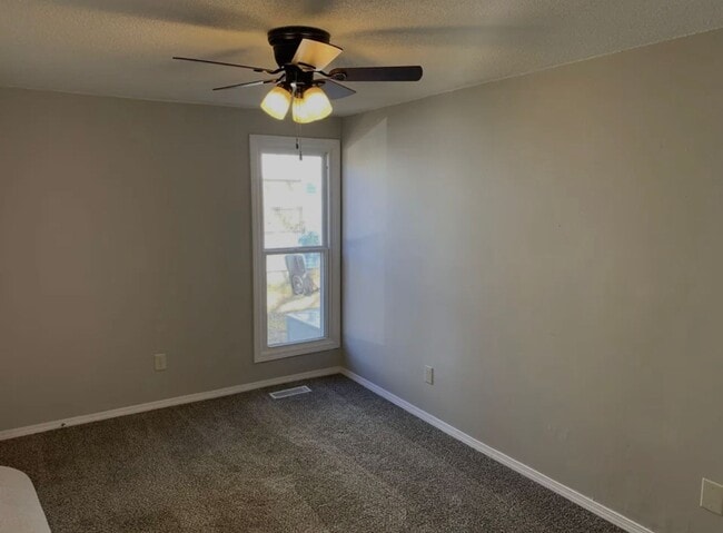 Building Photo - 3 bedroom/2 bath house