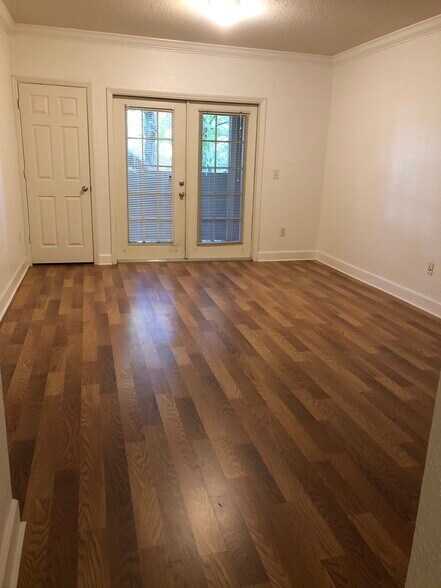 Living room - 304 E South St