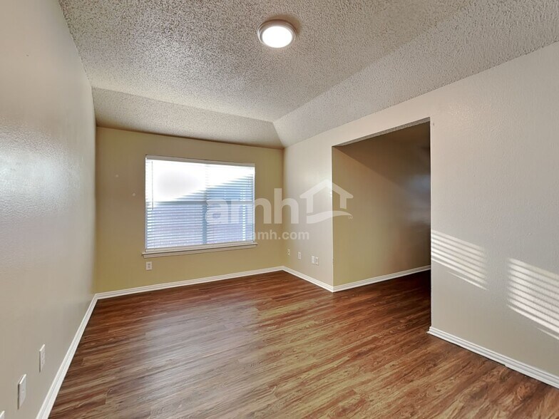 Building Photo - 2306 Valley Creek Dr