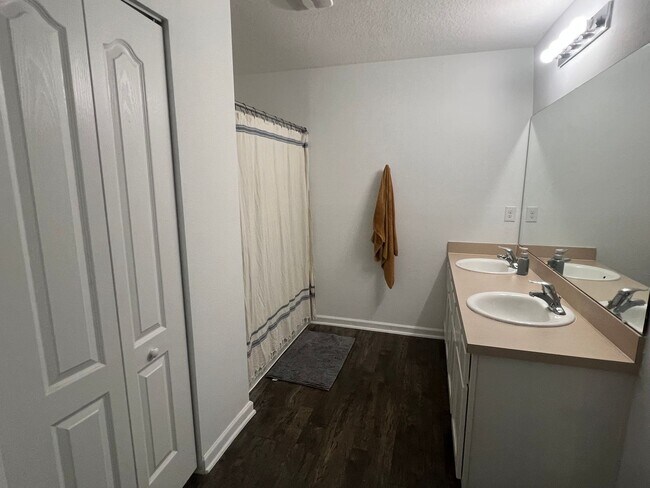 Building Photo - Beautiful 3 Bed, 2 Bath Rental Home – Mode...