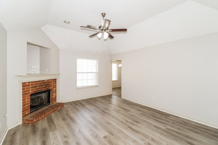 Building Photo - 1128 Red Fern Cir E