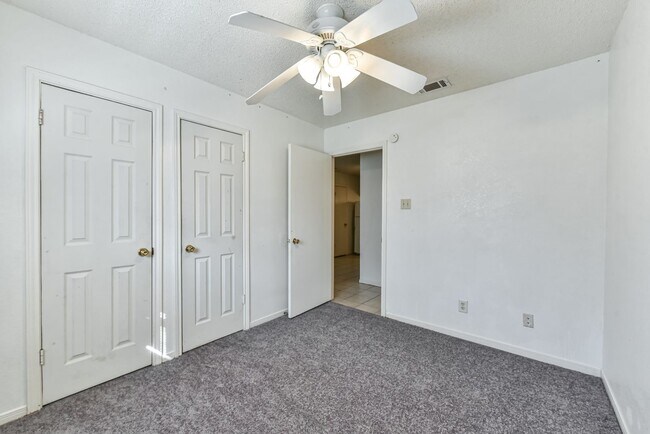 Building Photo - 3708 Hereford Ln