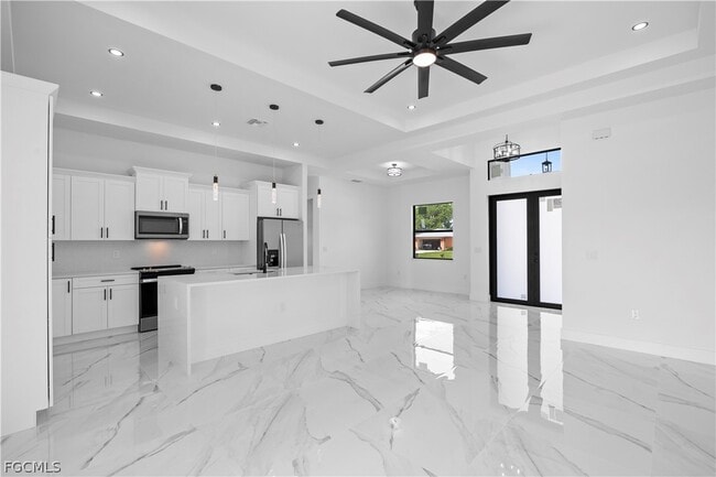 Building Photo - 719 Fullerton Ave S