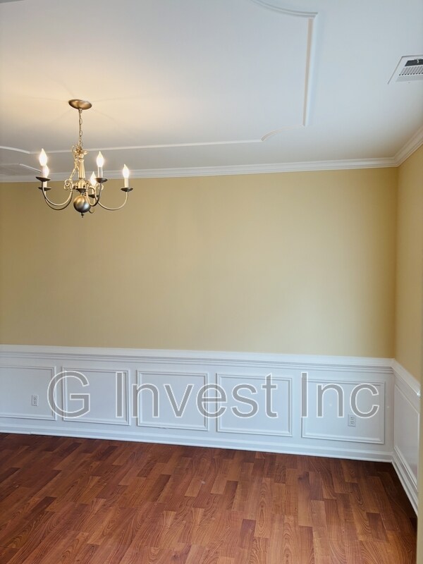 Building Photo - 4995 Upper Elm St