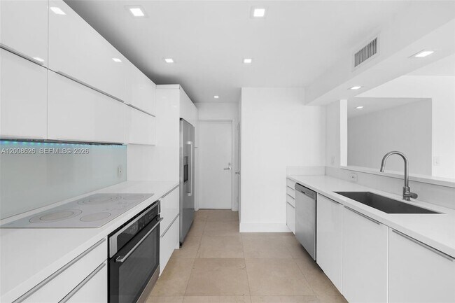 Building Photo - 1420 Brickell Bay Dr