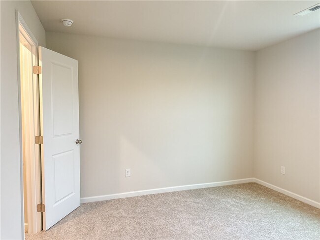 Building Photo - 16 Trailhead Rd