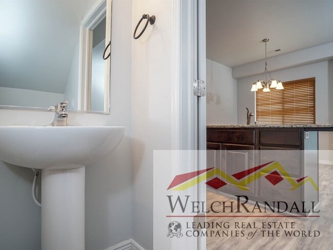 Building Photo - Stylish 3-Bed Townhome in Mountain Green!