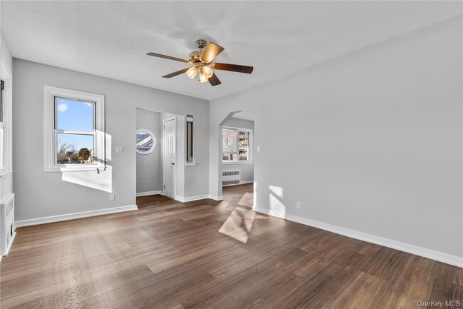 Building Photo - 840 E Broadway