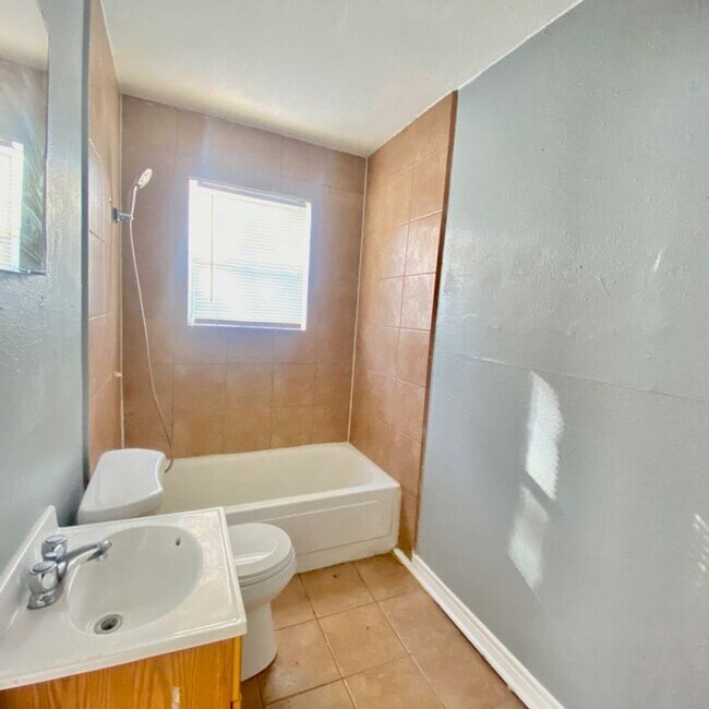 Building Photo - Handyman Special $0 First Month's Rent / $0 Deposit at move-in “You fix, you SAVE BIG!!” Contact ...