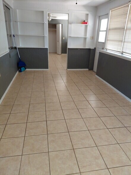 FLORIDA ROOM - 906 Hartford Dr