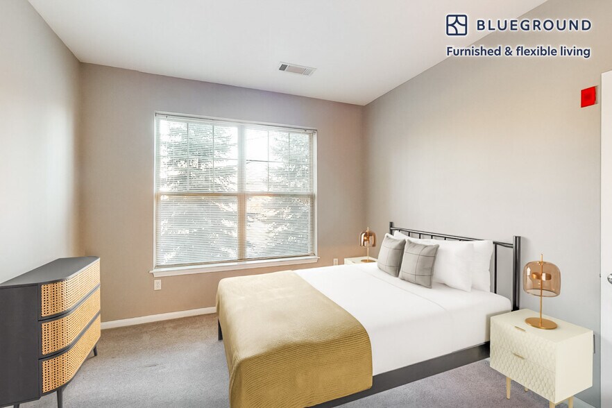 Building Photo - 160 Boylston St