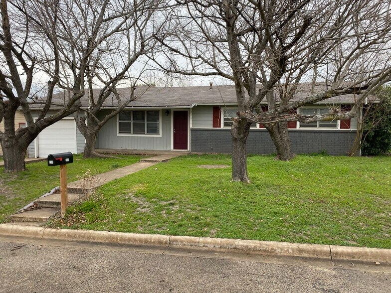 Primary Photo - 211 N Avenue T