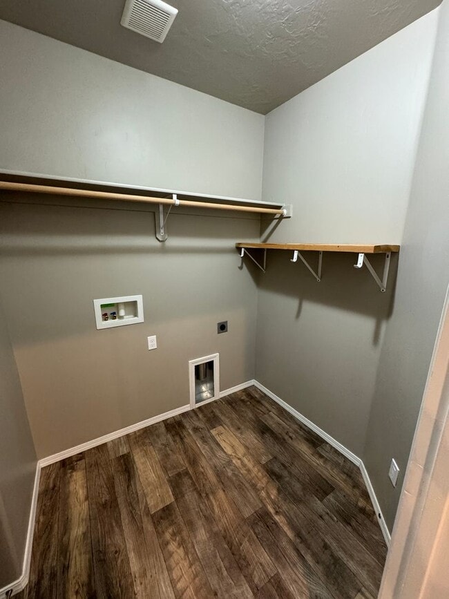 Building Photo - Charming 3-bedroom, 2-bathroom home locate...