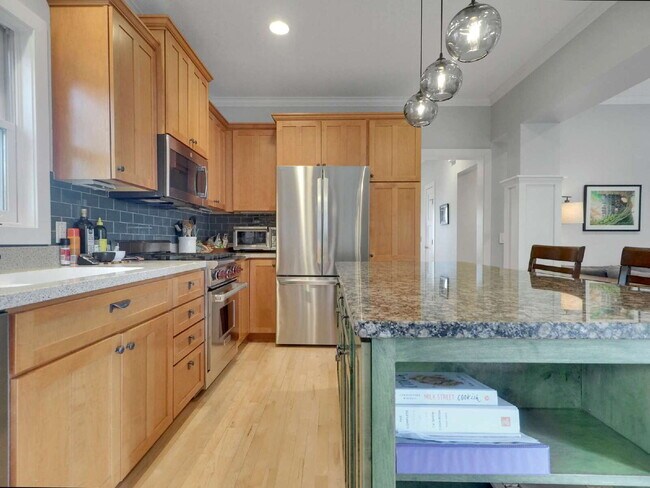 Building Photo - Spacious 4-Bed Gem with 3.5 Baths next to Minnehaha Creek