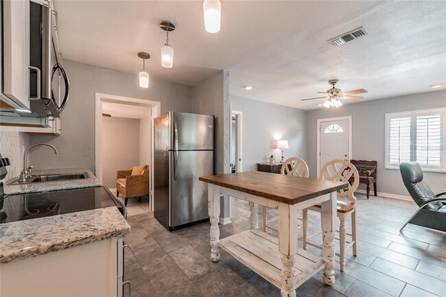 Building Photo - 3611 Anderson Ave