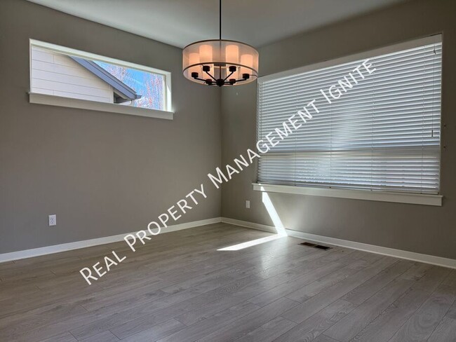 Building Photo - 3751 SW Coyote Ln