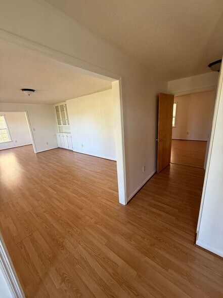 Building Photo - 1013 W Best Rd