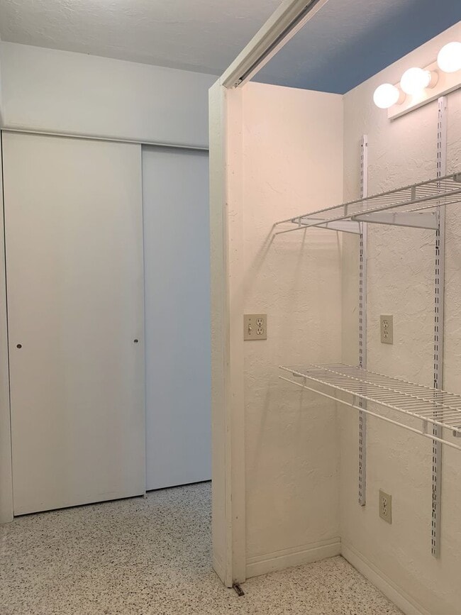 Building Photo - 3 Bedroom 2 Bath Spacious Home in Holiday Park