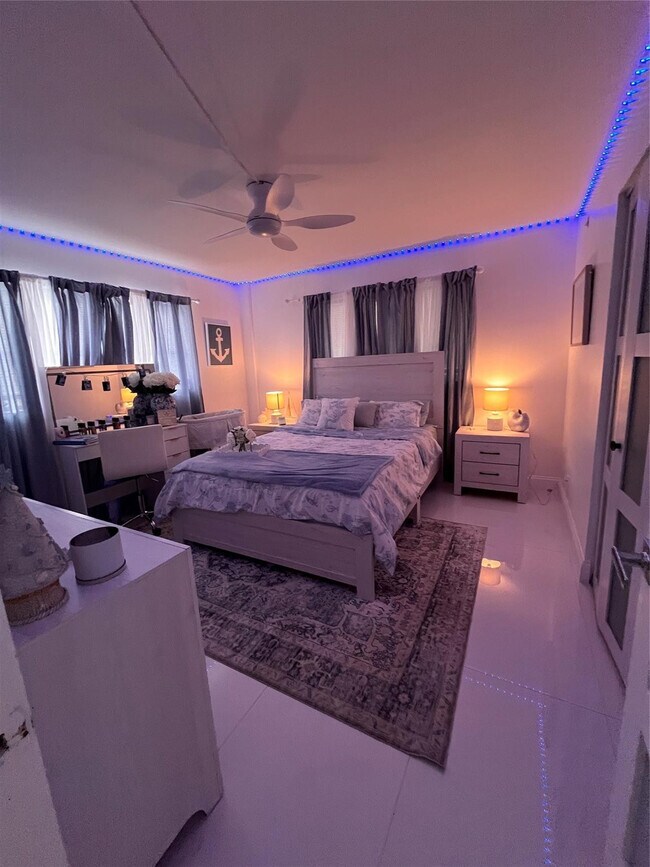 Building Photo - 400 Golden Isles Dr