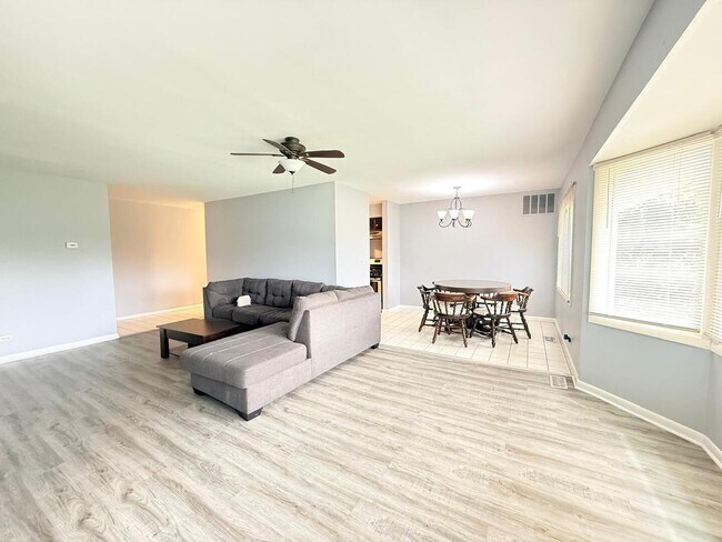Building Photo - 3108 Roberts Dr