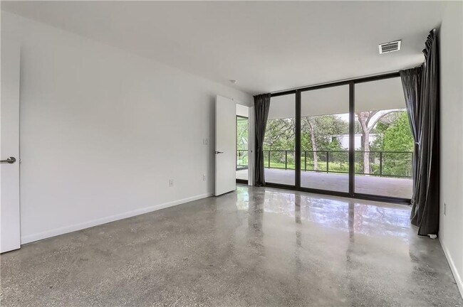 Building Photo - 9400 Shady Oaks Dr