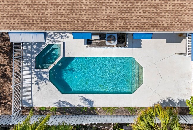 Building Photo - Steps to One of the Finest Beaches – Spaci...