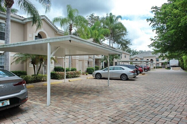 Building Photo - OFF-SEASON 2026 : 2 Bedroom 2 Bath Furnished Rental in Vanderbilt Lakes