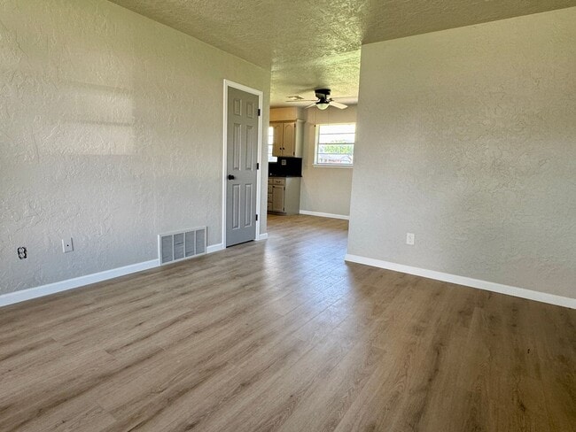 Building Photo - 5507 NW Briarwood- AVAILABLE NOW!