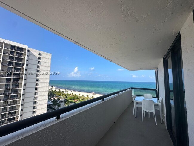 Building Photo - 2555 Collins Ave