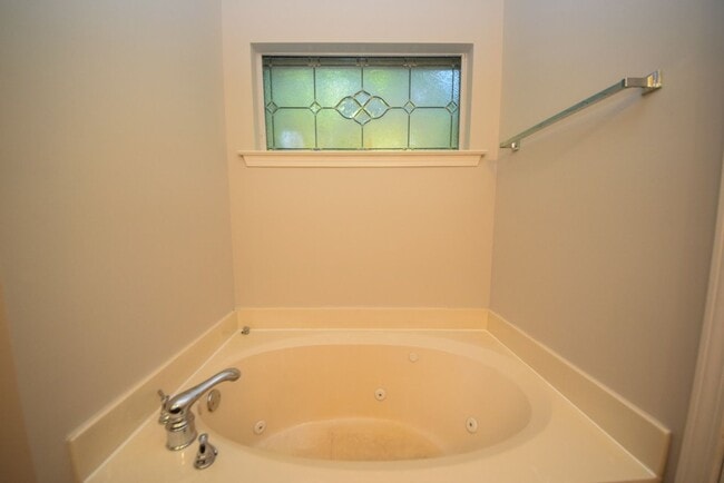 Building Photo - Great curb appeal home with 3 beds and 2 b...