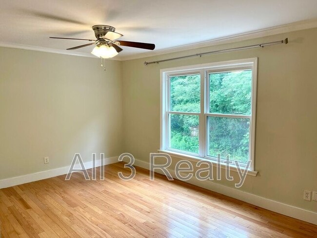 Building Photo - 696 Redland Dr