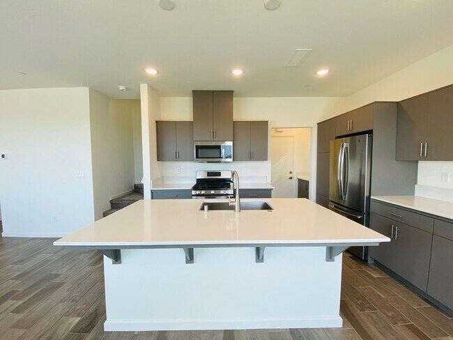 Building Photo - $2,395 Alluvial & Fowler, 3 Bedroom Home -...