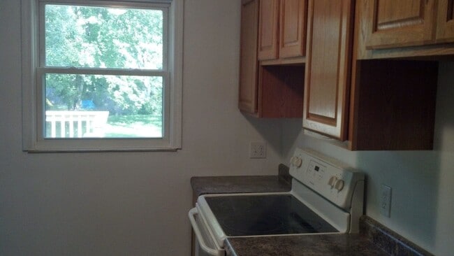 Building Photo - Three bedroom, one bath, huge backyard