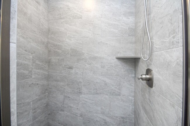 Building Photo - Furnished Luxury Townhouse - Short Term Re...