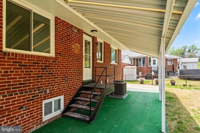 Building Photo - 2521 Fairhill Dr