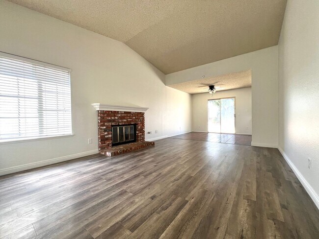 Building Photo - Charming Single story 3bed /2 bath newly renovated home