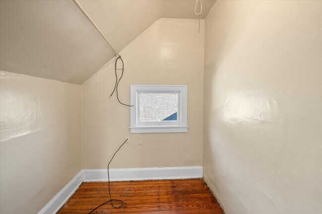 Building Photo - Spacious 4BR/2BA Home with Hardwood Floors Throughout!