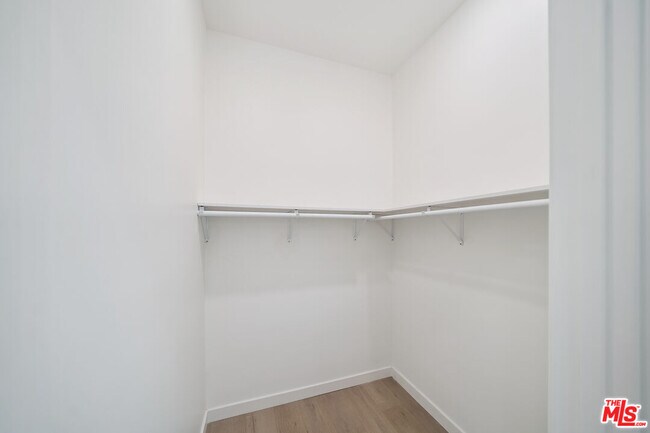 Building Photo - 1513 S Hayworth Ave