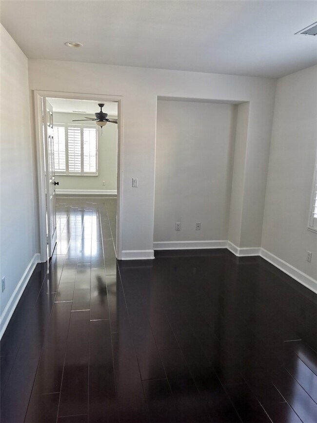Building Photo - 1318 Swan Loop S