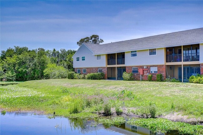 Building Photo - 200 Country Club Dr