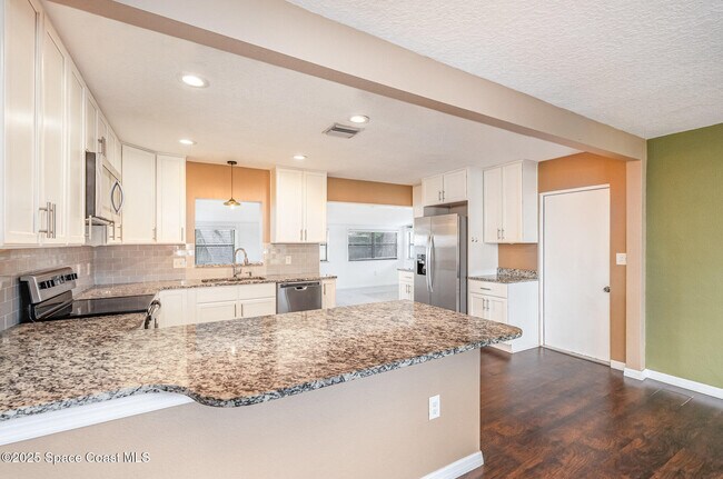 Building Photo - 320 Nelson Dr