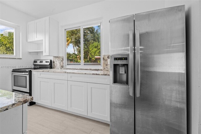 Building Photo - 201 S Biscayne River Dr